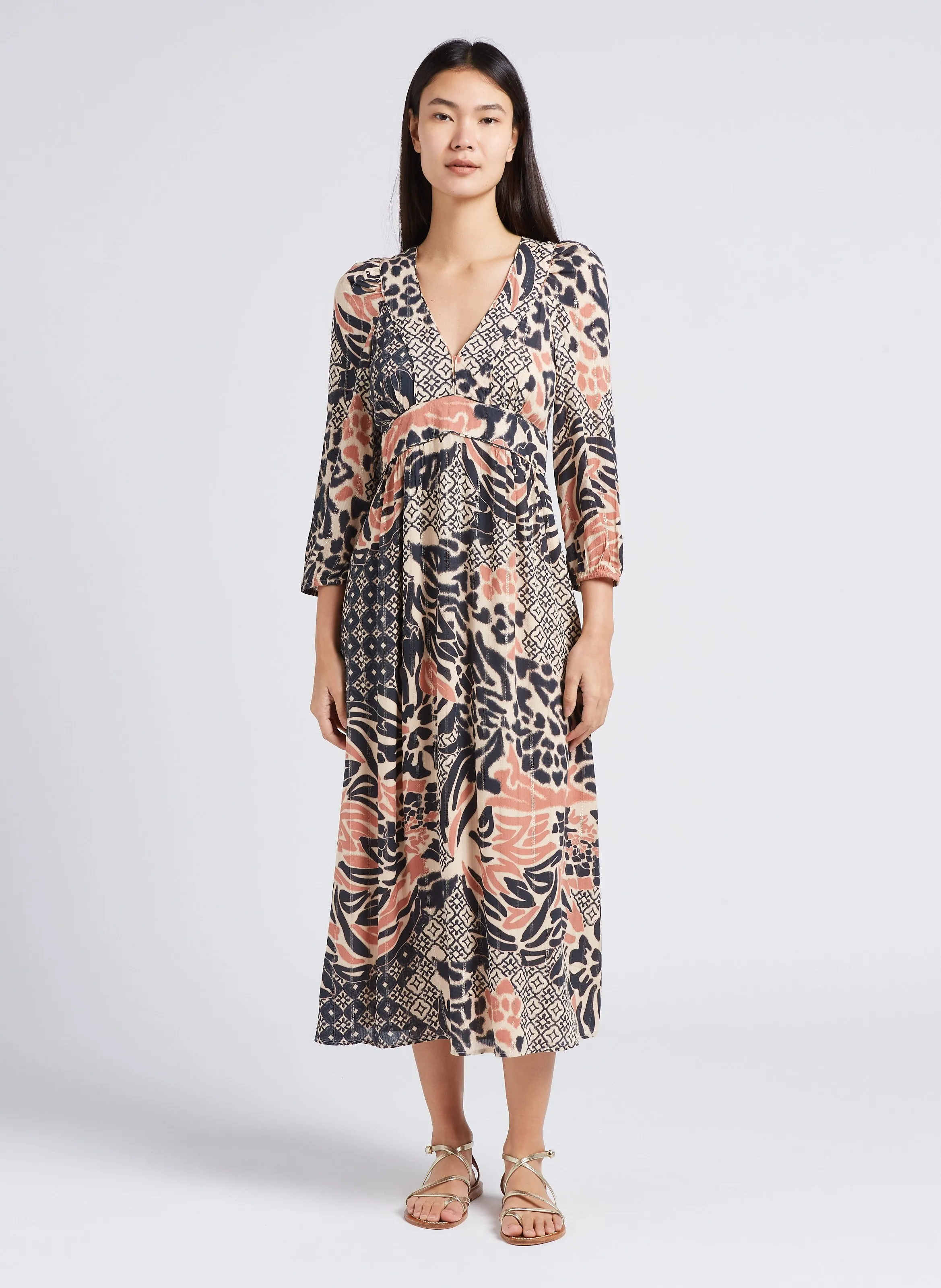 ALIX - Vestido midi estampado con escote en V en beige