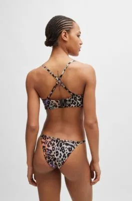 Braguita de bikini con estampado de leopardo y colgante con logo apilado