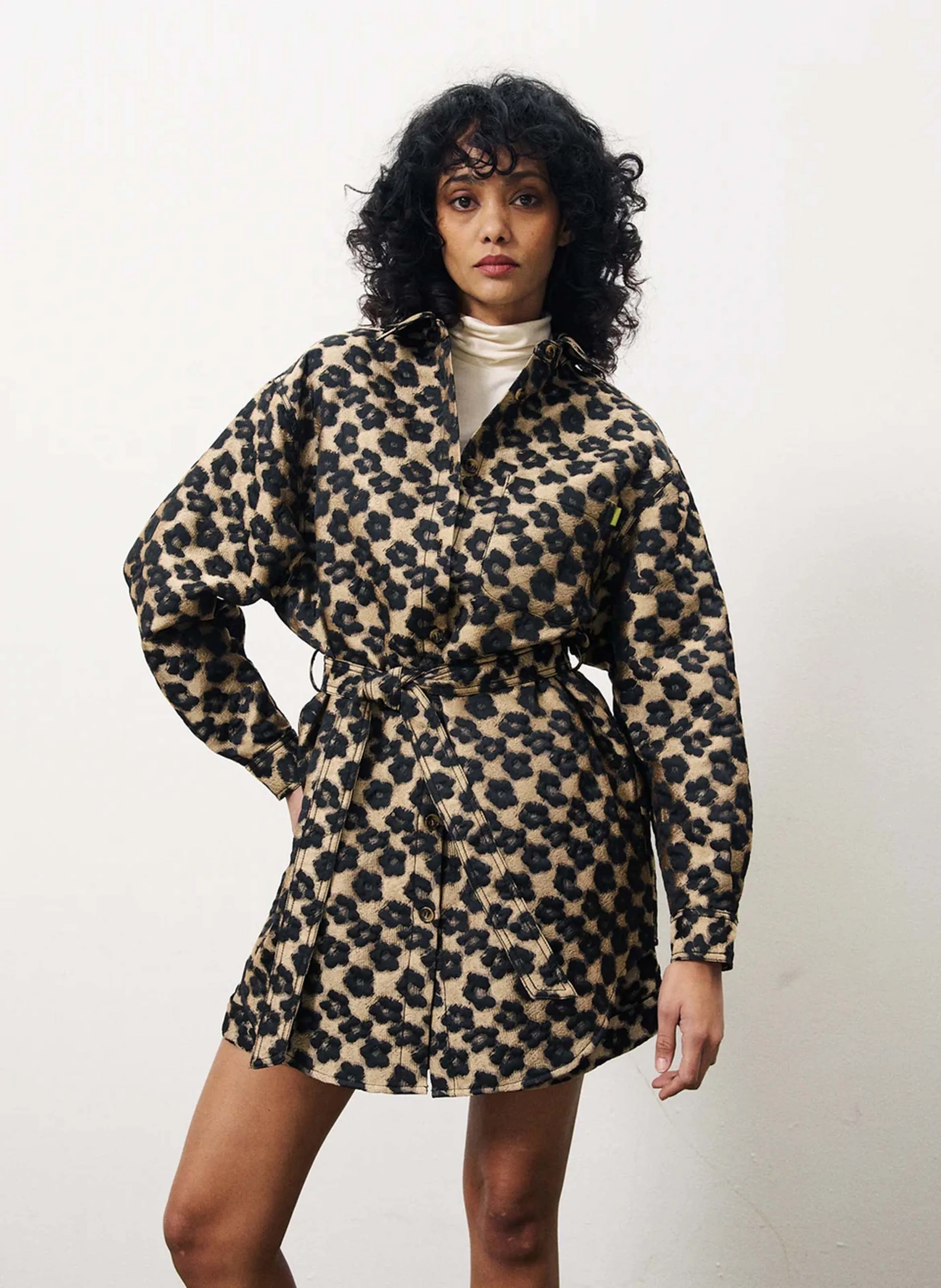 FRNCH PANDORE - Camisa holgada con cinturón en jacquard en marron