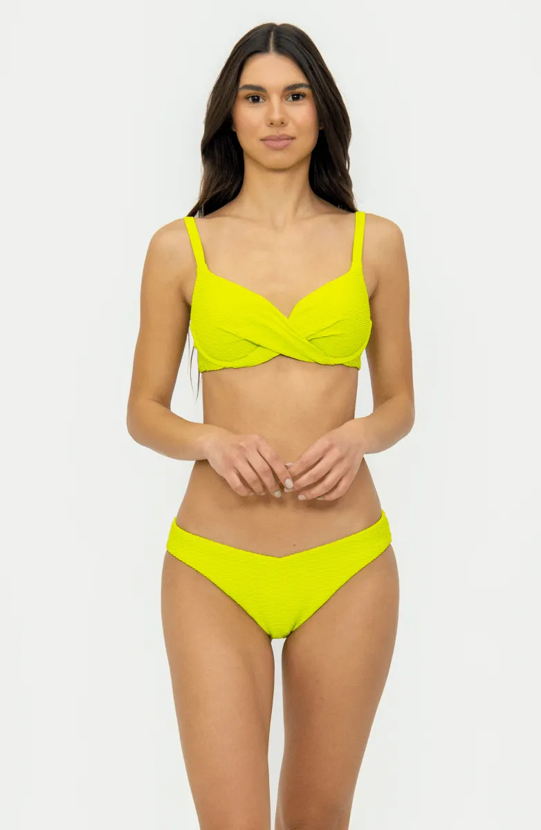 Panty Chica Bikini Verde Plisado Bailando Entre Palmas