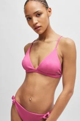 Top de bikini triangular en tejido de canalé con detalle de lazo